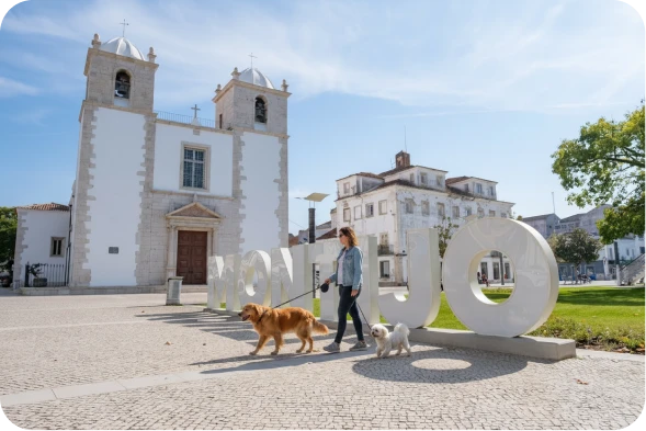 Pessoa a passear um cão no centro do Montijo